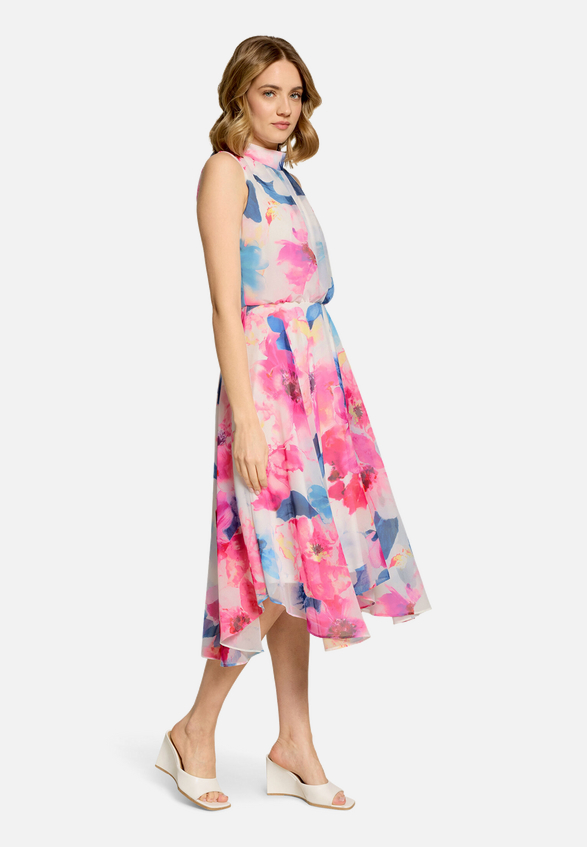 Chiffonkleid ohne Arm / Modellfoto Vorderseite (Outfit)