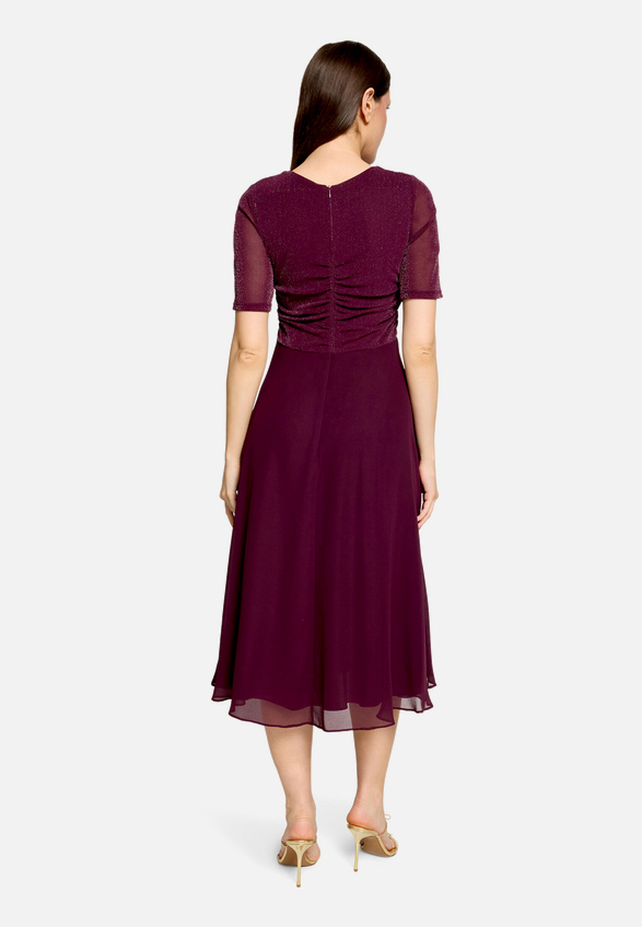 Cocktailkleid im Glitzer-Look / Modellfoto Rückseite