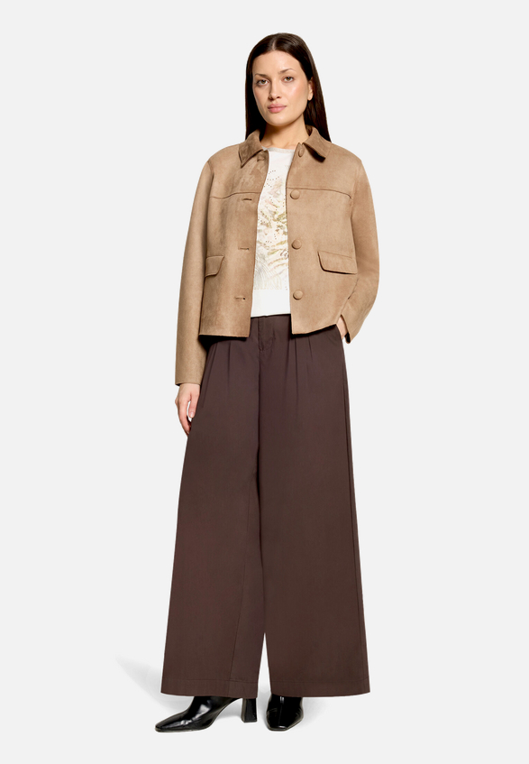 Casual-Jacke mit Eingrifftaschen / Modellfoto Vorderseite (Outfit)