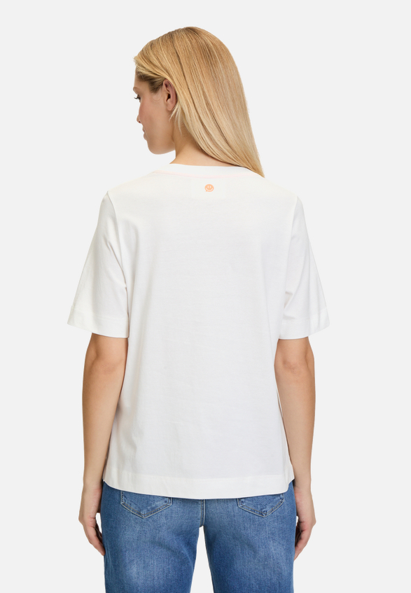 Printshirt mit Rundhalsausschnitt / Modellfoto Rückseite