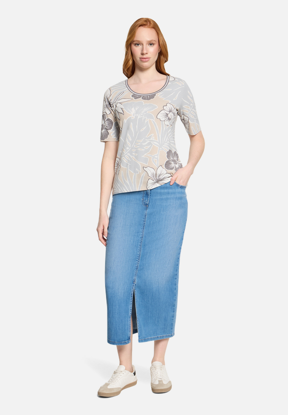 Basic Shirt mit Blumenprint / Modellfoto Vorderseite (Outfit)