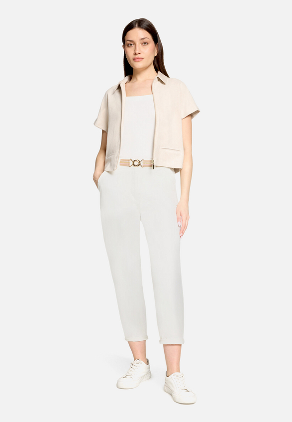 Casual-Hose mit Gürtel / Modellfoto Vorderseite (Outfit)