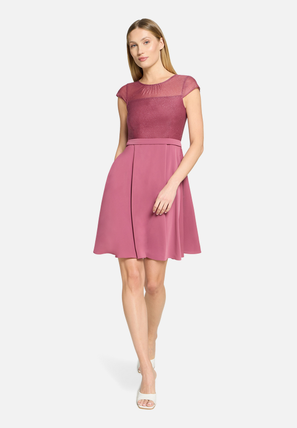 Cocktailkleid kurzarm / Modellfoto Vorderseite (Outfit)