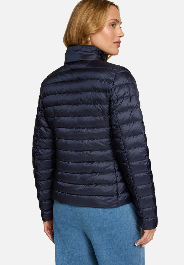Steppjacke mit Stehkragen / Modellfoto Rückseite