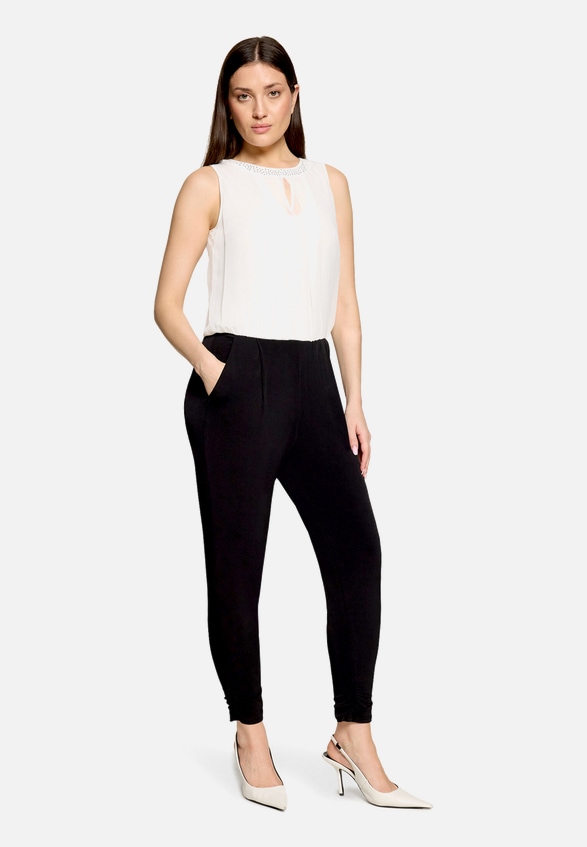 Jumpsuit mit Cut-Outs / Modellfoto Vorderseite (Outfit)