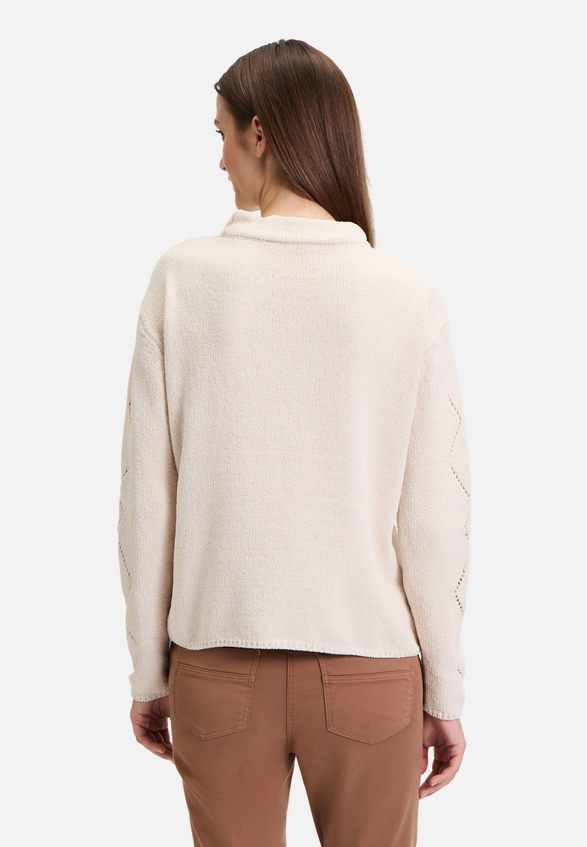 Strickpullover mit Schmucksteinen / Modellfoto Rückseite