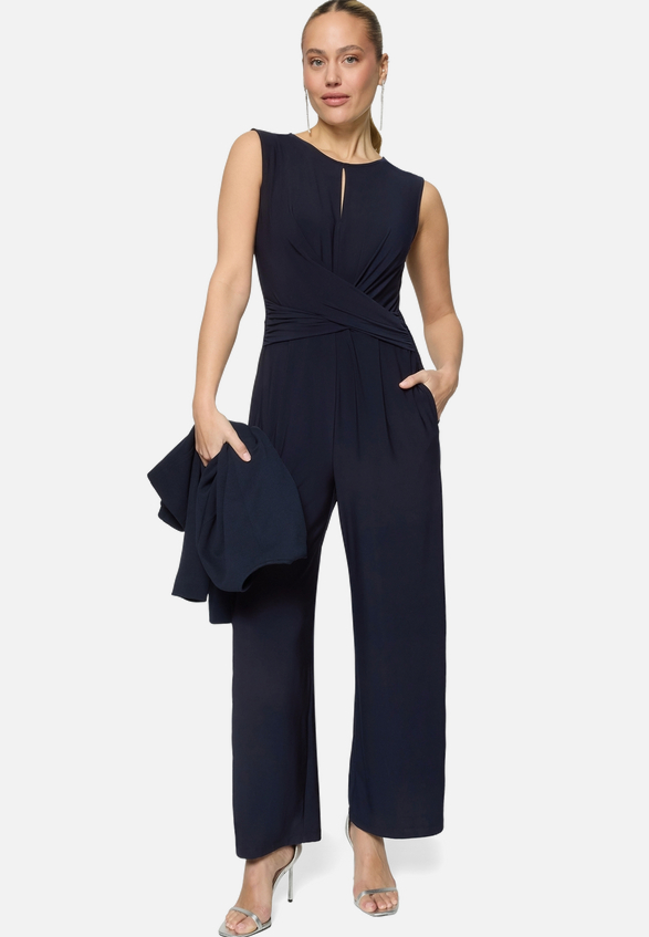 Jumpsuit  mit Wickeloptik  / Modellfoto Vorderseite (Outfit)