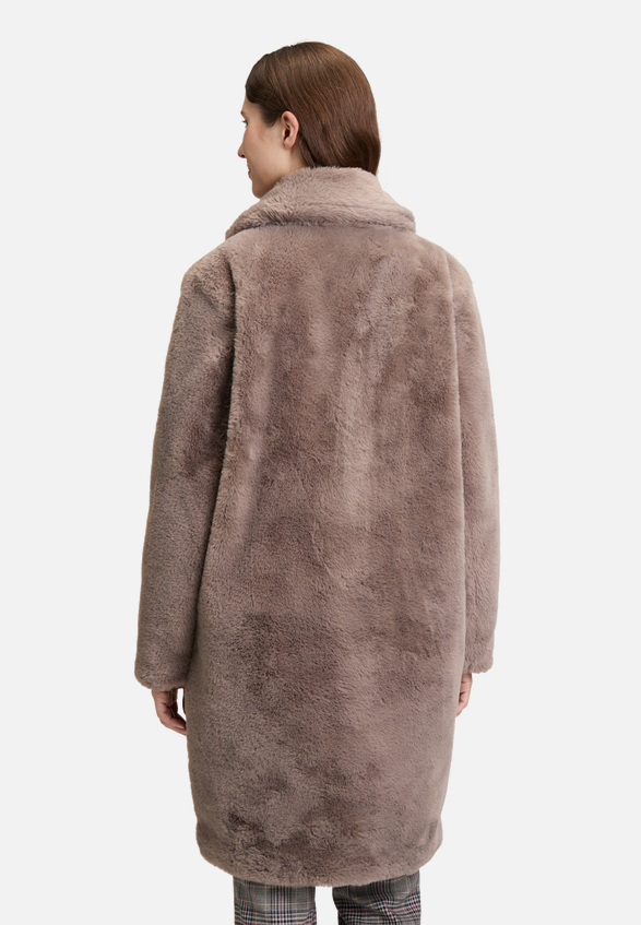 Kunstfell-Jacke mit Reverskragen / Modellfoto Rückseite