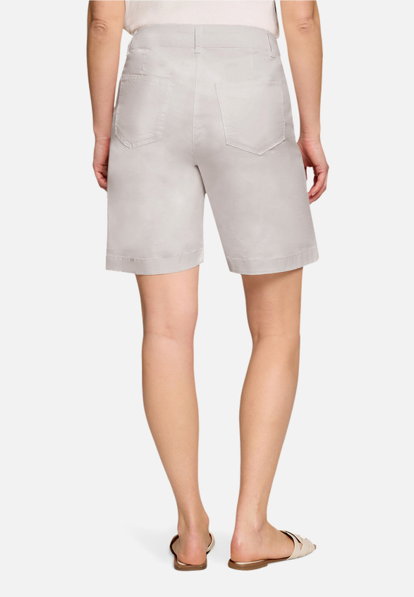 Sommerhose mit Eingrifftaschen / Modellfoto Rückseite