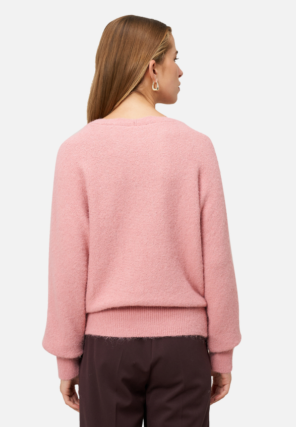 Strickpullover mit U-Boot Ausschnitt / Modellfoto Rückseite