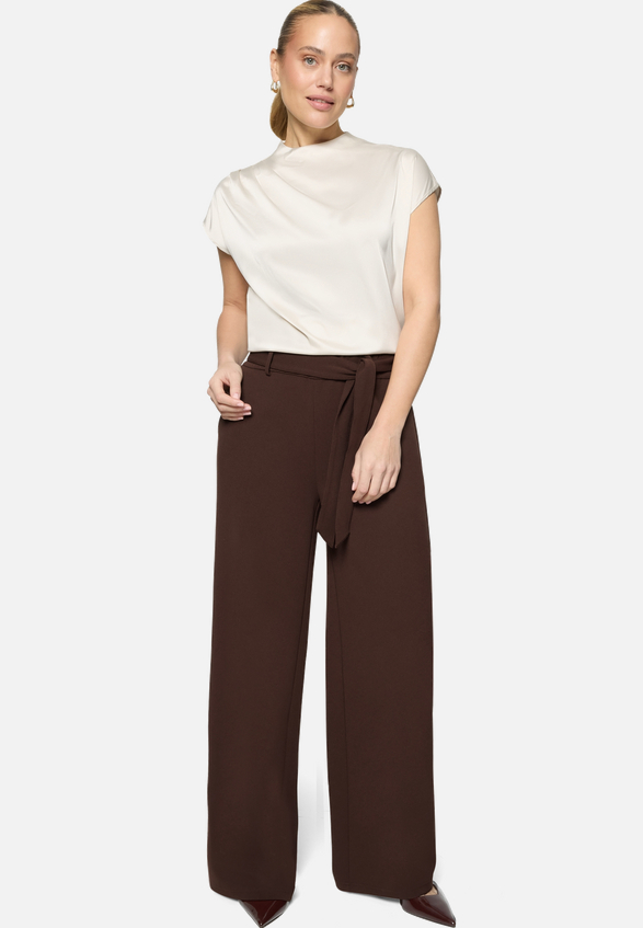 Satinbluse  mit Stehkragen / Modellfoto Vorderseite (Outfit)