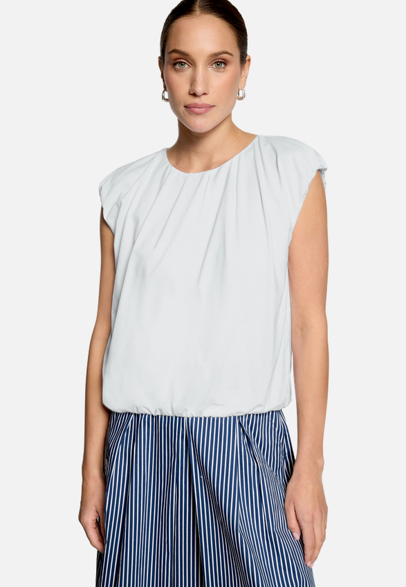 Cropped-Shirt  mit Rundhalsausschnitt  / Modellfoto Vorderseite