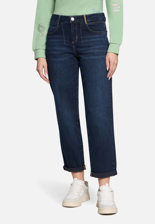 Used Look-Jeans mit Waschung / Modellfoto Vorderseite