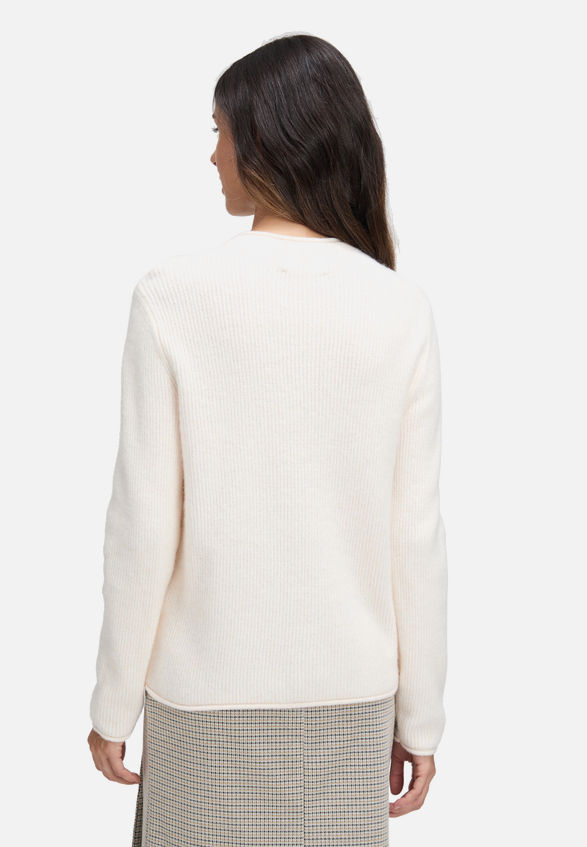 Strickpullover mit Stehkragen / Modellfoto Rückseite