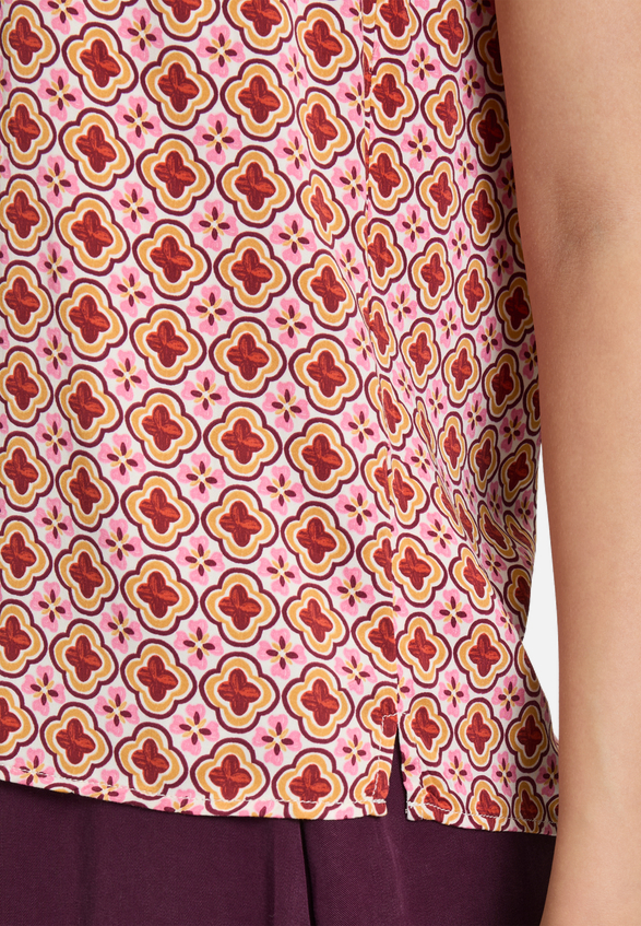 Blusenshirt mit Rüschen / Detailbild