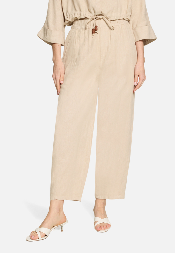 Leinenhose mit Gummizug / Modellfoto Vorderseite