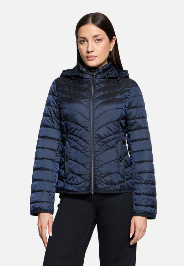 Outdoorjacke mit abnehmbarer Kapuze / Modellfoto Vorderseite