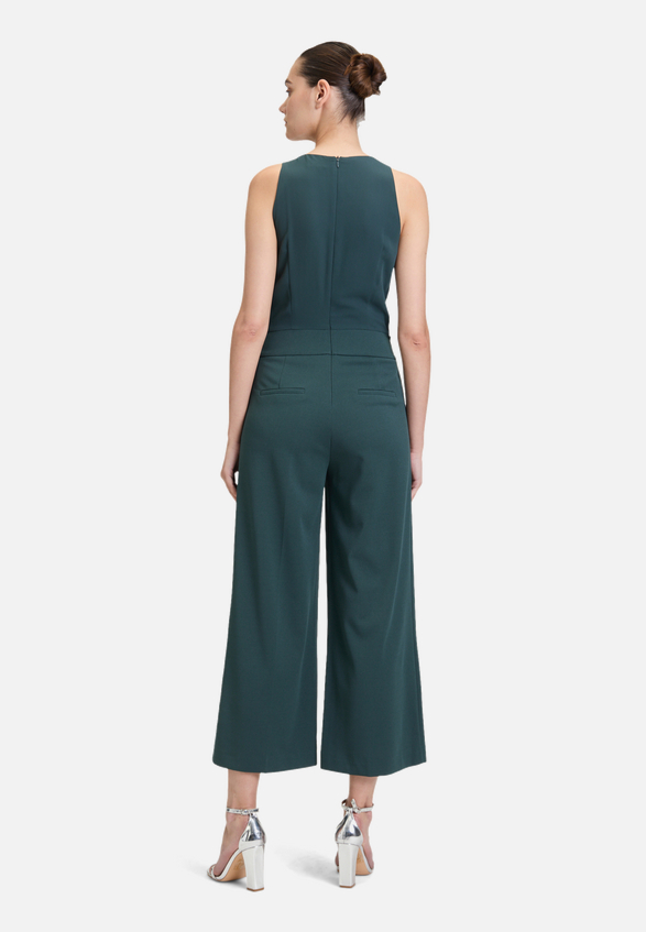 Jumpsuit mit Bindegürtel / Modellfoto Rückseite