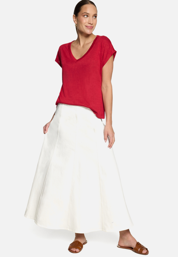 Basic-T-Shirt  mit V-Ausschnitt / Modellfoto Vorderseite (Outfit)