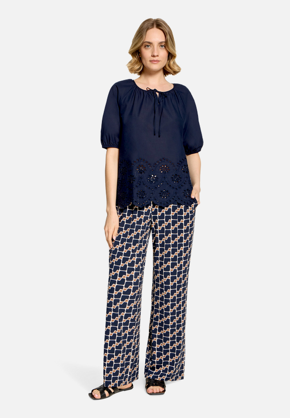 Schlupfbluse  mit Lochmuster / Modellfoto Vorderseite (Outfit)