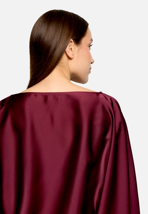 Satin-Bluse mit Fledermausärmeln / Detailbild