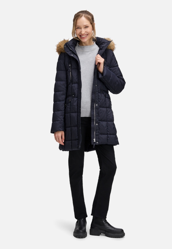 Outdoorjacke mit Kapuze / Modellfoto Vorderseite (Outfit)