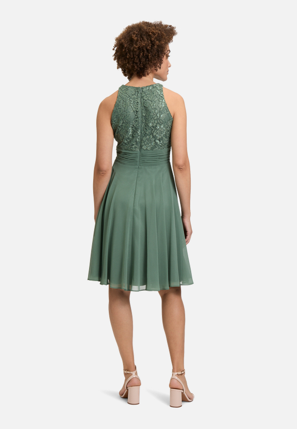 Abendkleid mit Spitze / Modellfoto Rückseite