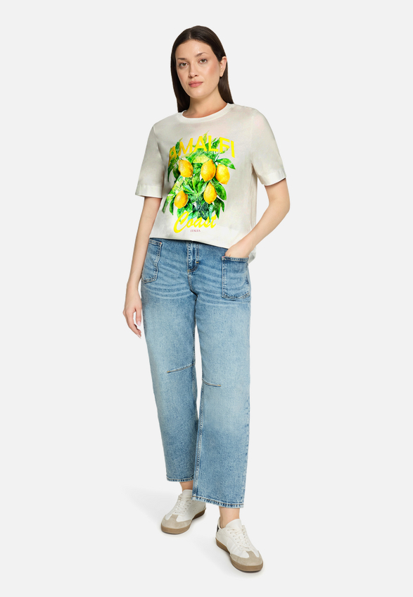 Kurzarm-Shirt mit Rundhalsausschnitt / Modellfoto Vorderseite (Outfit)