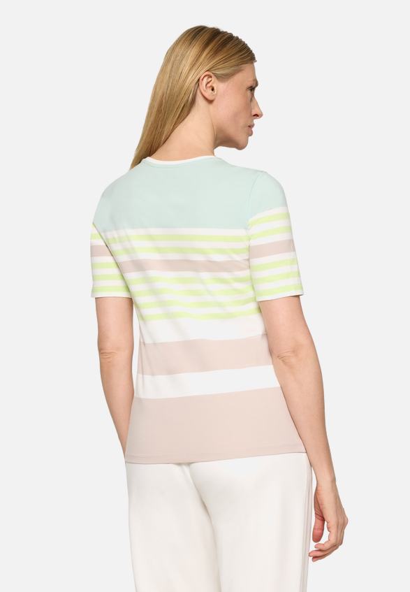 Basic Shirt mit Ringel / Modellfoto Rückseite