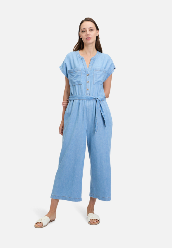 Jumpsuit mit aufgesetzten Taschen / Modellfoto Vorderseite