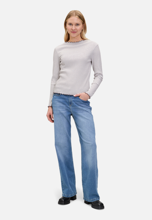 Langarm-Shirt mit Kragen / Modellfoto Vorderseite (Outfit)