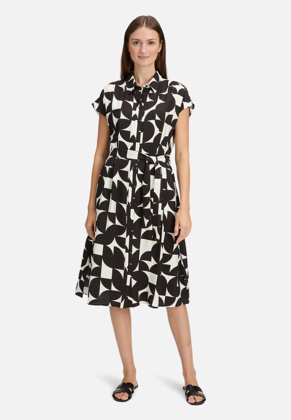 Sommerkleid mit Print / Modellfoto Vorderseite (Outfit)