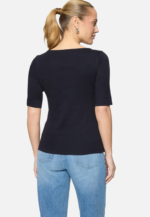 Basic Shirt  mit U-Boot-Ausschnitt / Modellfoto Rückseite