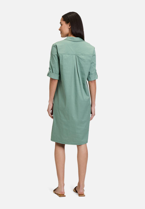Hemdblusenkleid mit Taschen / Modellfoto Rückseite