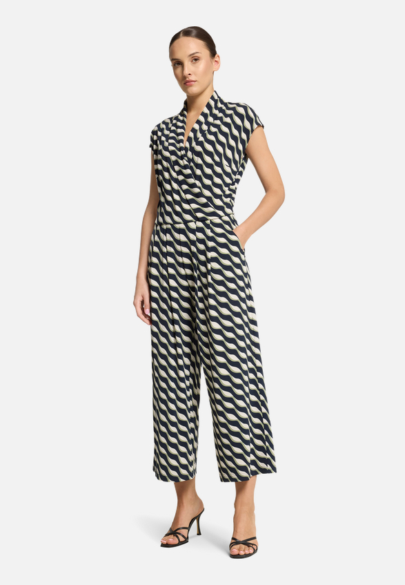 Jumpsuit mit Eingrifftaschen / Modellfoto Vorderseite (Outfit)