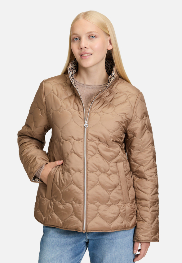 Outdoorjacke mit Steppungen / Modellfoto Vorderseite