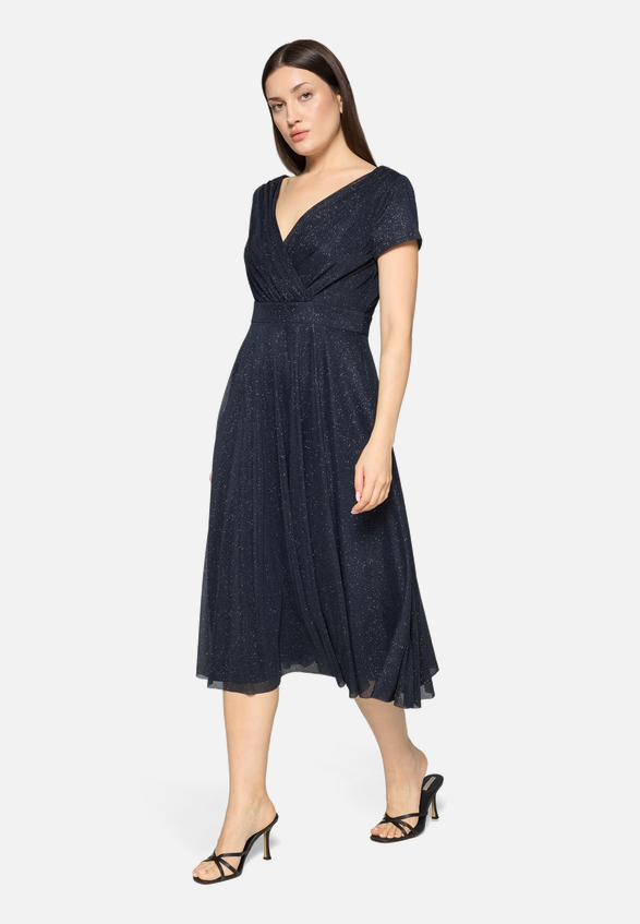 Cocktailkleid im Glitzer-Look / Modellfoto Vorderseite (Outfit)