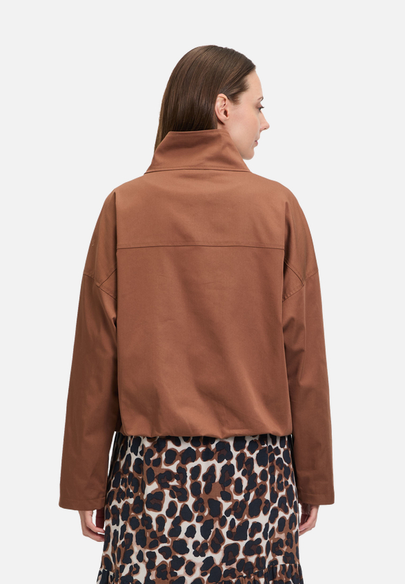 Casual-Jacke mit Taschen / Modellfoto Rückseite