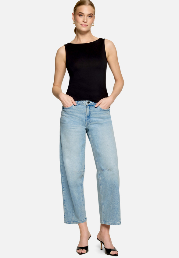 Basic-Top mit U-Boot Ausschnitt  / Modellfoto Vorderseite (Outfit)