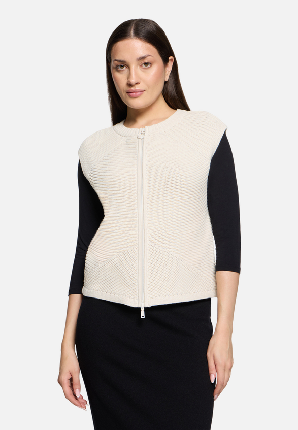 Grobstrickjacke ohne Arm / Modellfoto Vorderseite
