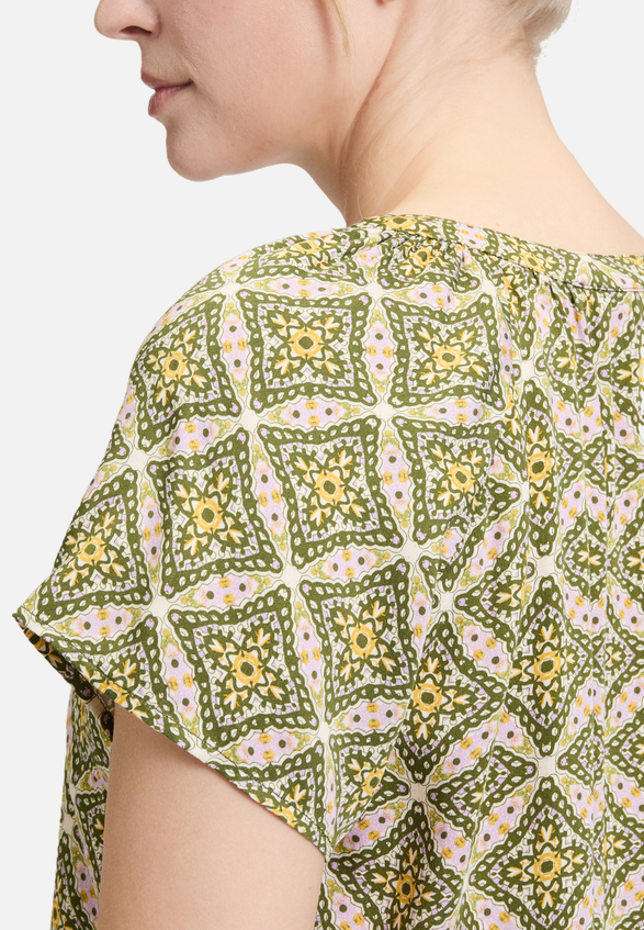 Blusenshirt mit Muster / Detailbild