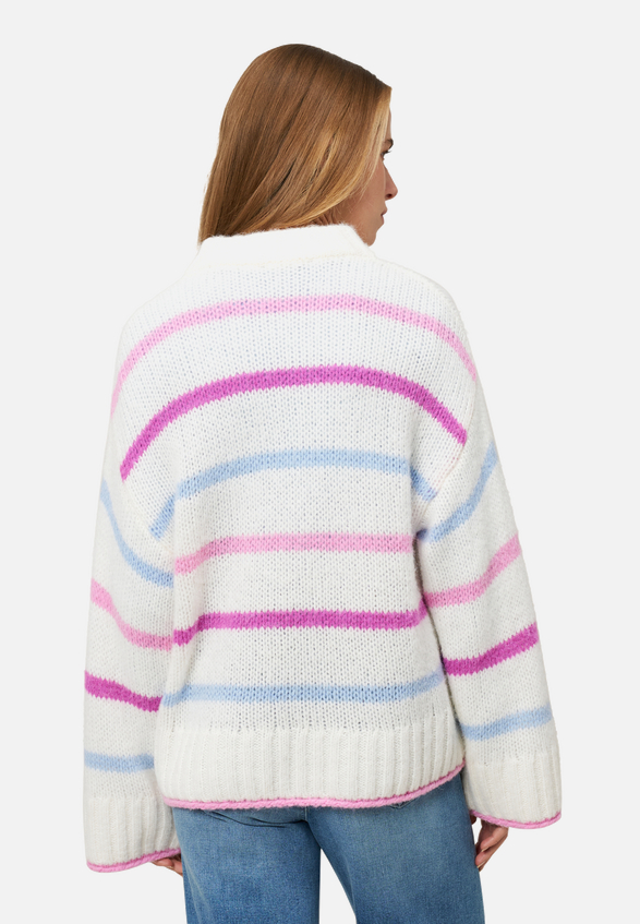 Grobstrickpullover mit Streifen / Modellfoto Rückseite