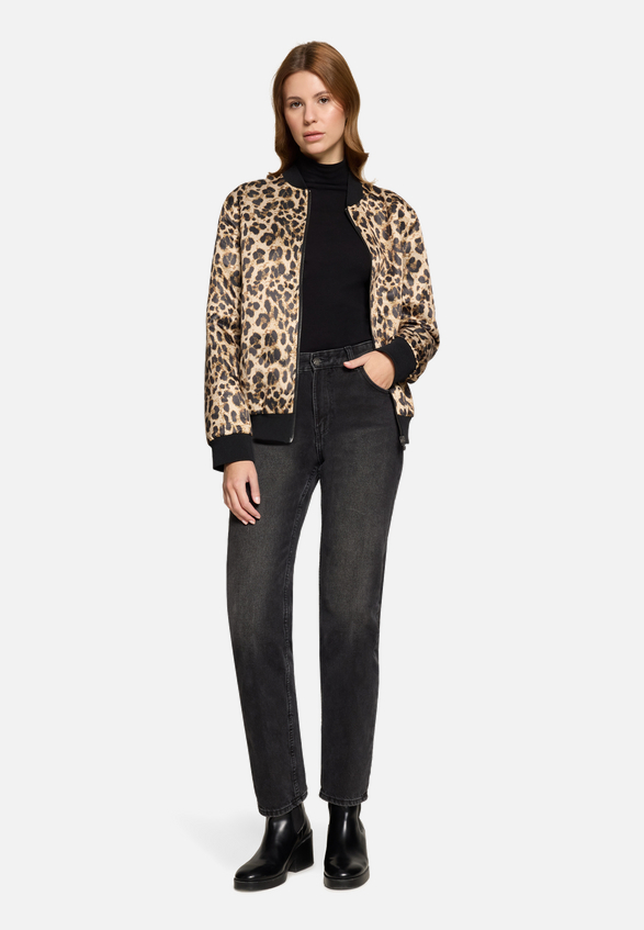 Blouson mit Stehkragen / Modellfoto Vorderseite (Outfit)