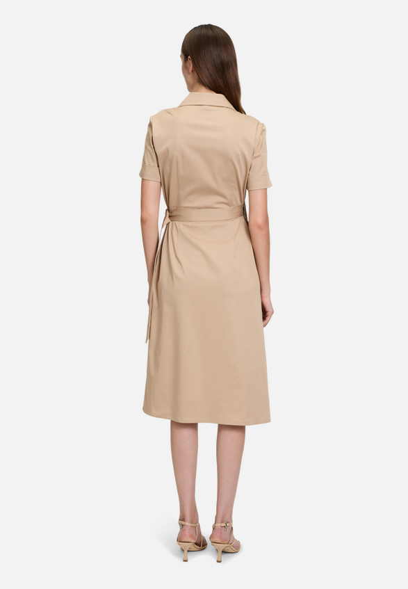 Wickelkleid mit Kragen / Modellfoto Rückseite