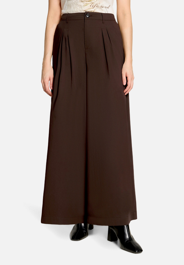 Casual-Hose mit Bundfalten / Modellfoto Vorderseite