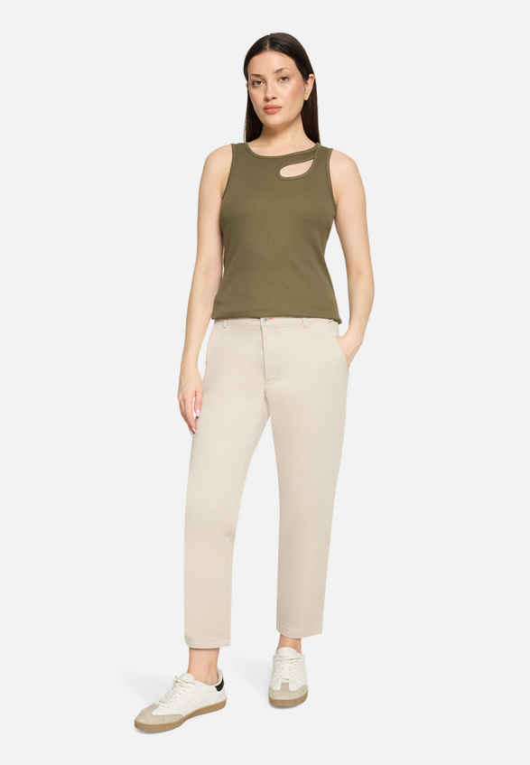 Chino-Hose mit Gummizug / Modellfoto Vorderseite (Outfit)
