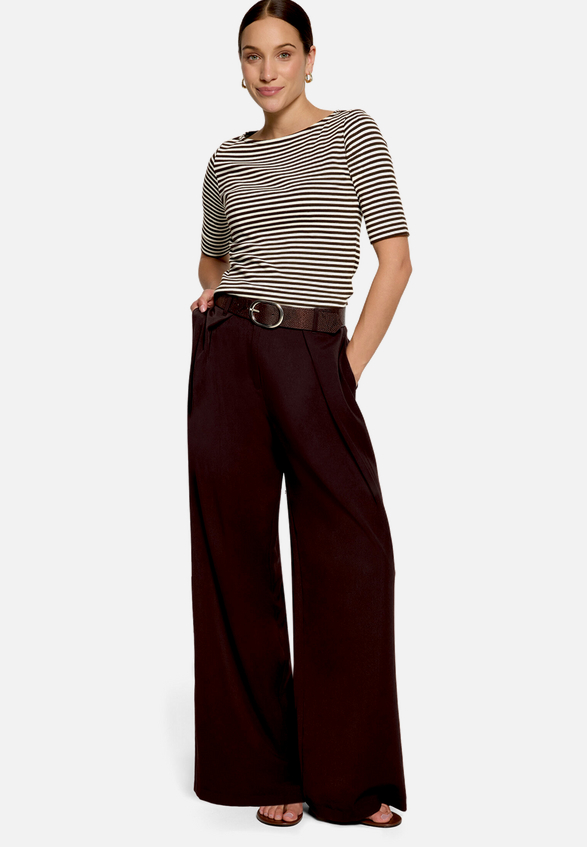 Ringelshirt  mit U-Boot Ausschnitt  / Modellfoto Vorderseite (Outfit)