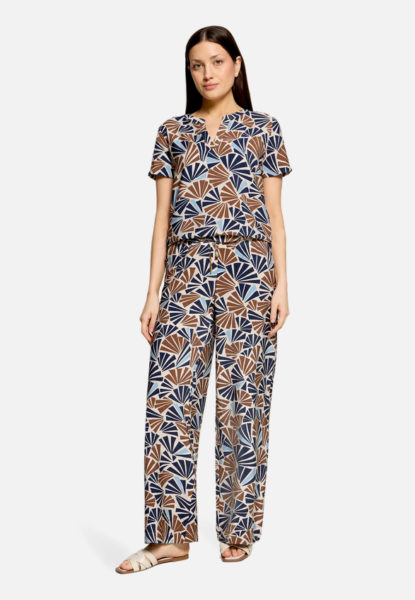 Schlupfhose mit Print / Modellfoto Vorderseite (Outfit)