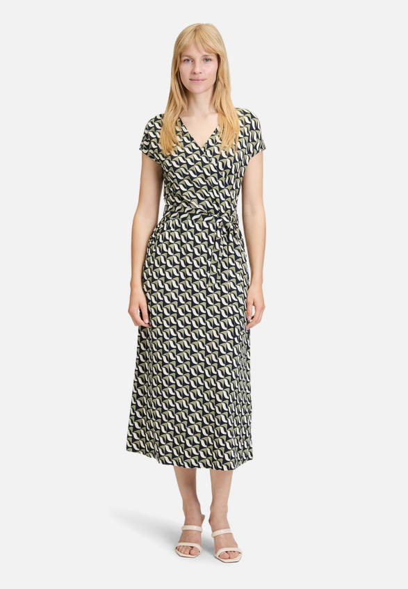 Jerseykleid mit V-Ausschnitt / Modellfoto Vorderseite