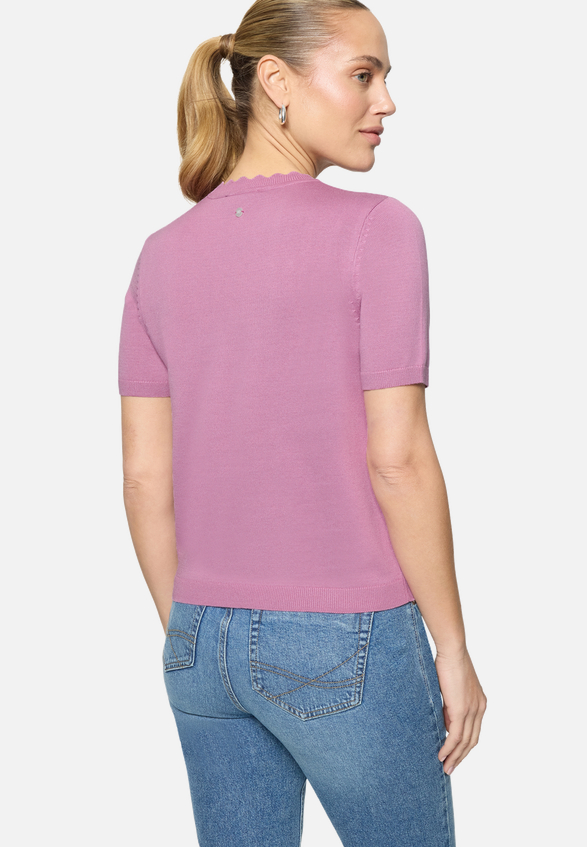 Kurzarmpullover  mit Wellensaum  / Modellfoto Rückseite